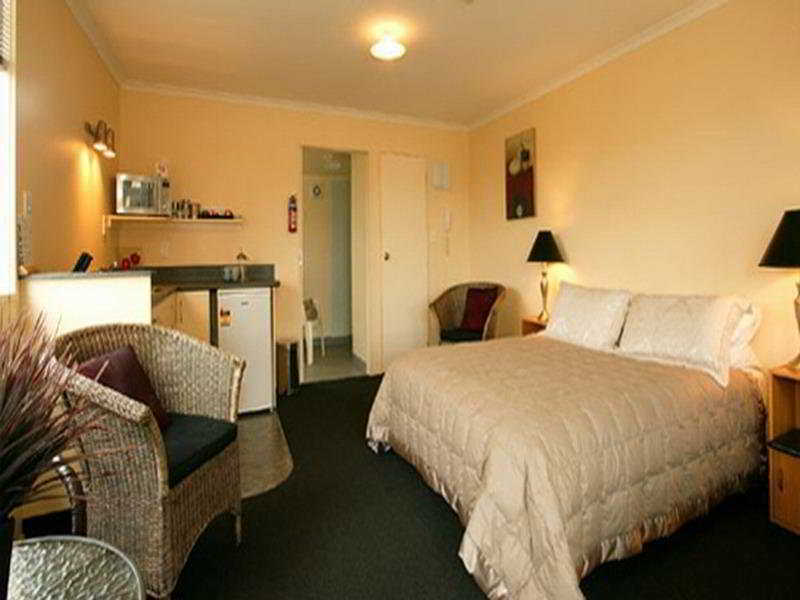 Colonial Motel