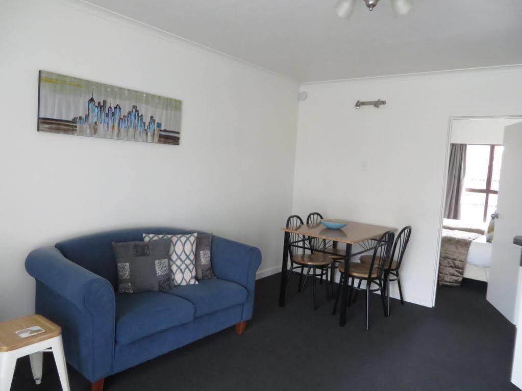 Colonial 4*