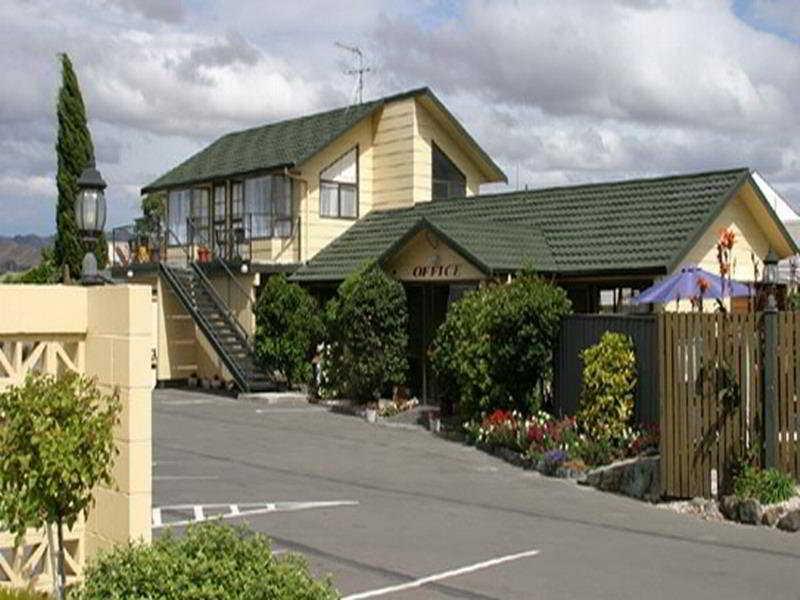 Colonial 4*